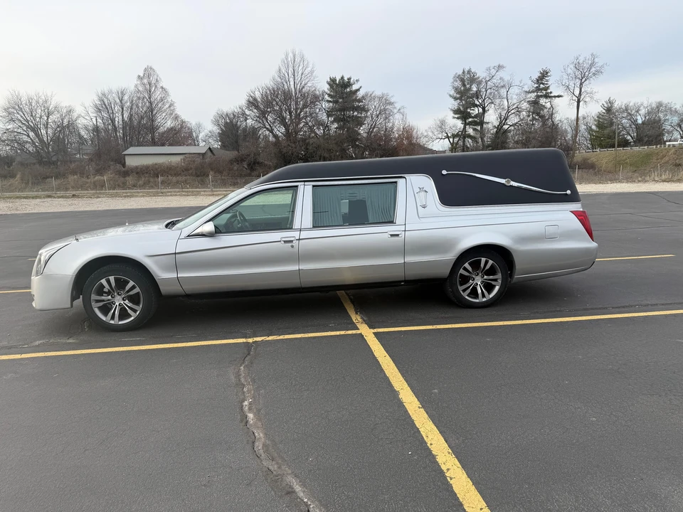 1996 Cadillac Fleetwood - Image 15 of 31