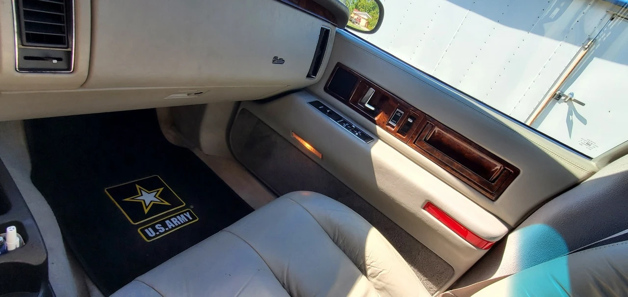 1996 Cadillac Fleetwood - Image 24 of 31