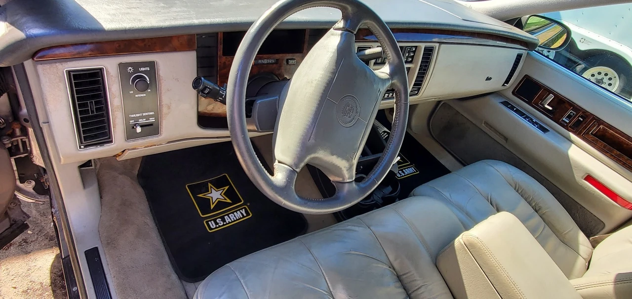 1996 Cadillac Fleetwood - Image 17 of 31