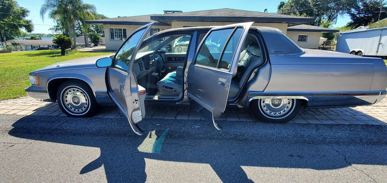 1996 Cadillac Fleetwood - Image 12 of 31