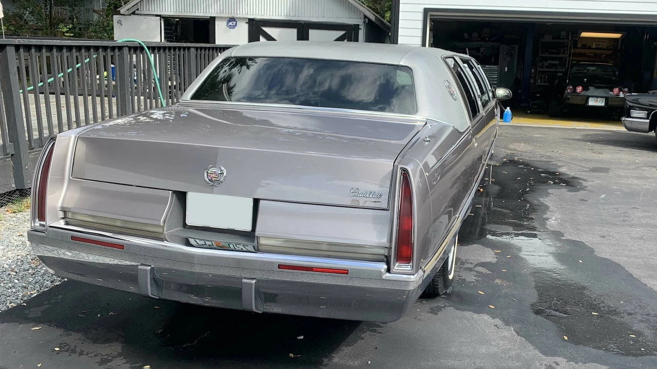 1996 Cadillac Fleetwood - Image 2 of 25