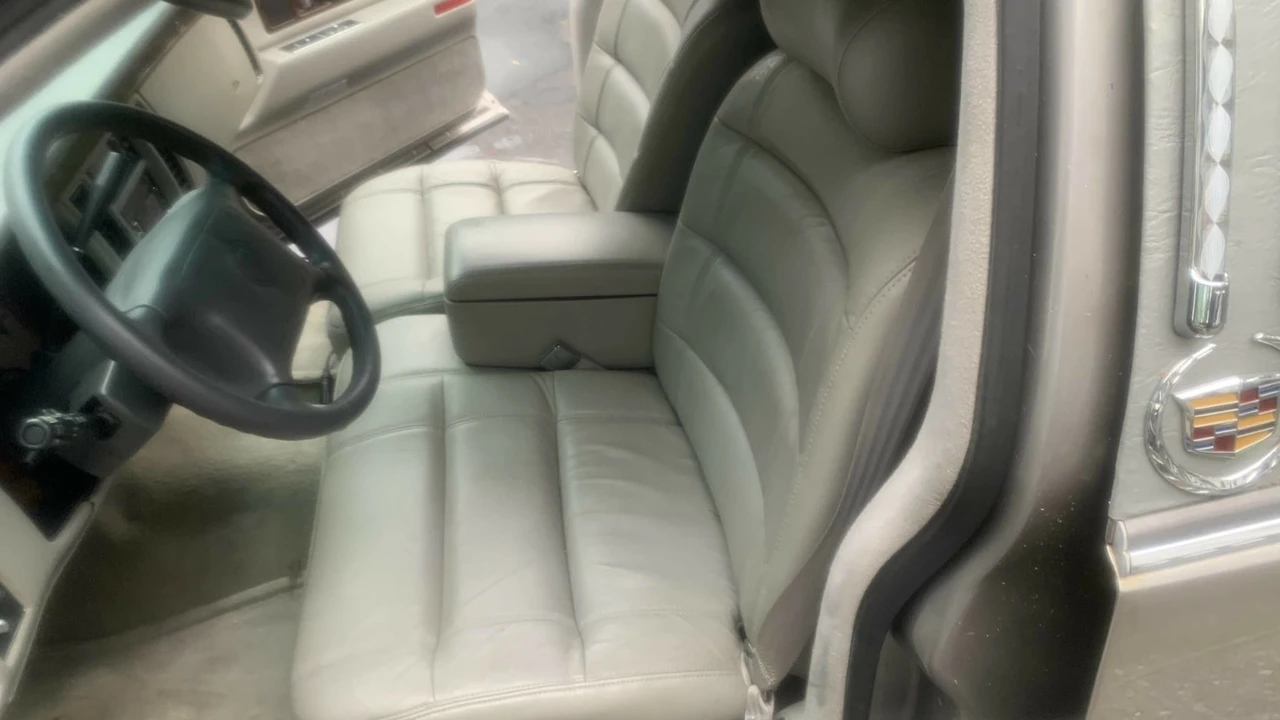 1996 Cadillac Fleetwood - Image 3 of 25