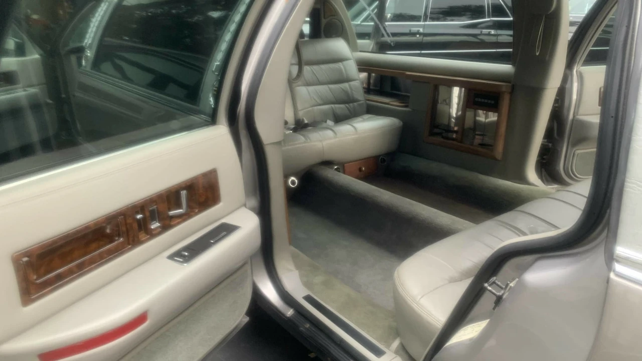 1996 Cadillac Fleetwood - Image 4 of 25