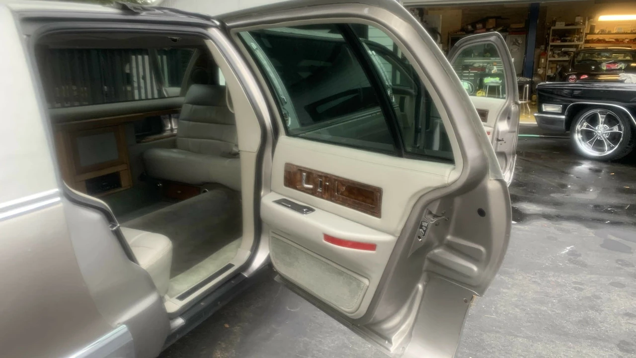 1996 Cadillac Fleetwood - Image 5 of 25