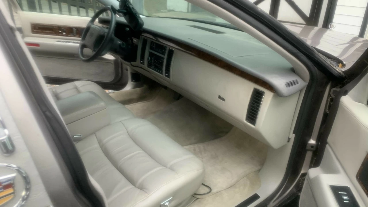 1996 Cadillac Fleetwood - Image 11 of 25