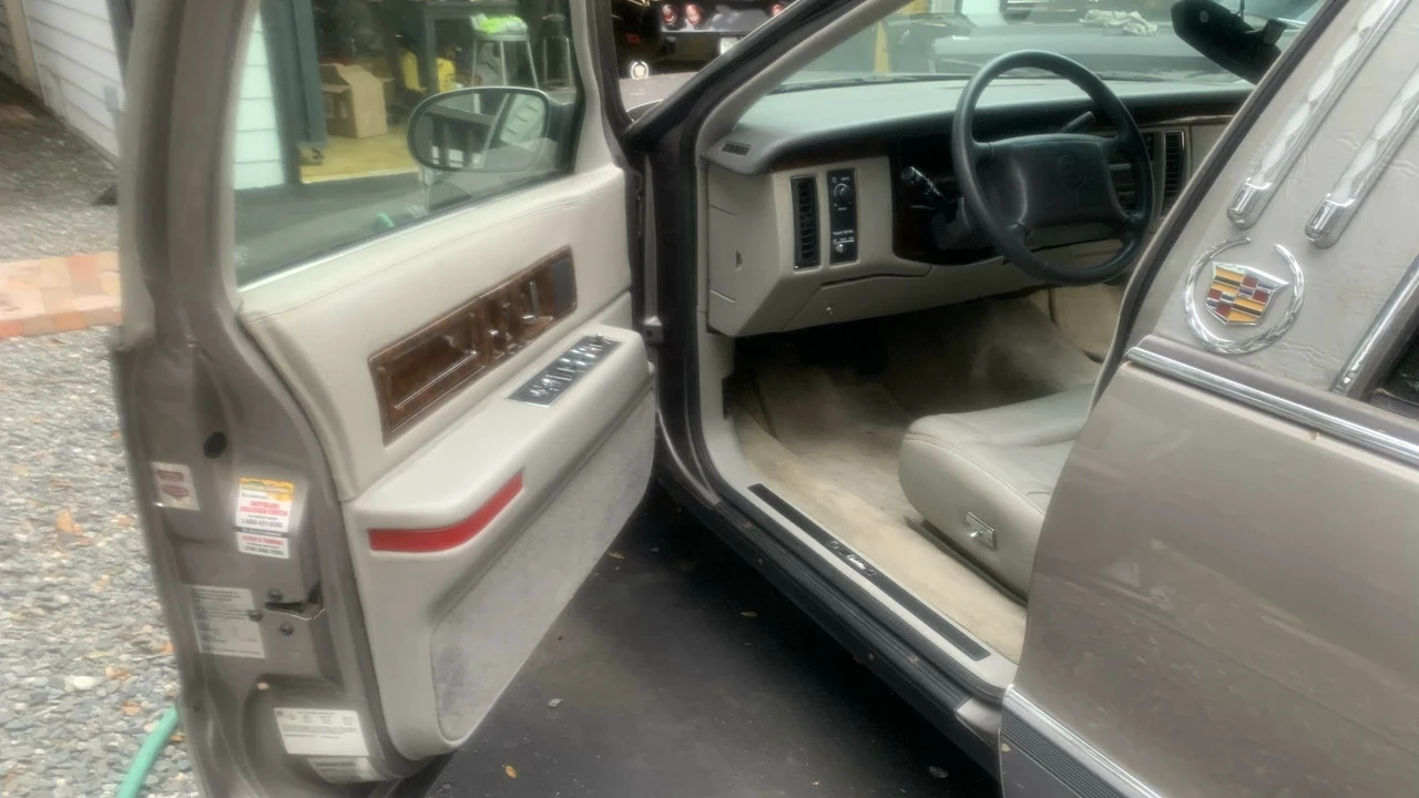 1996 Cadillac Fleetwood - Image 13 of 25