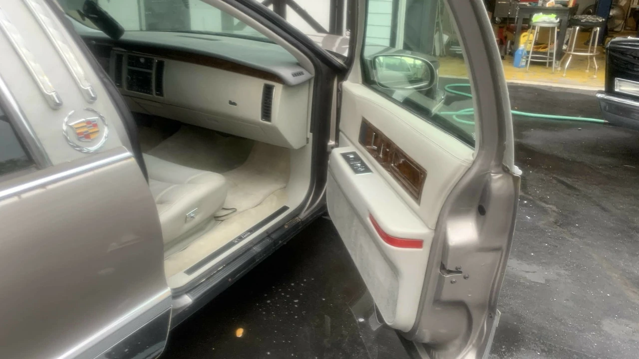 1996 Cadillac Fleetwood - Image 14 of 25