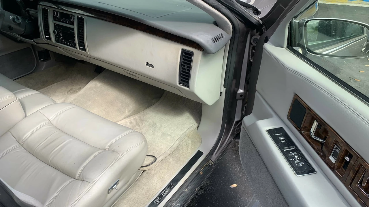 1996 Cadillac Fleetwood - Image 16 of 25