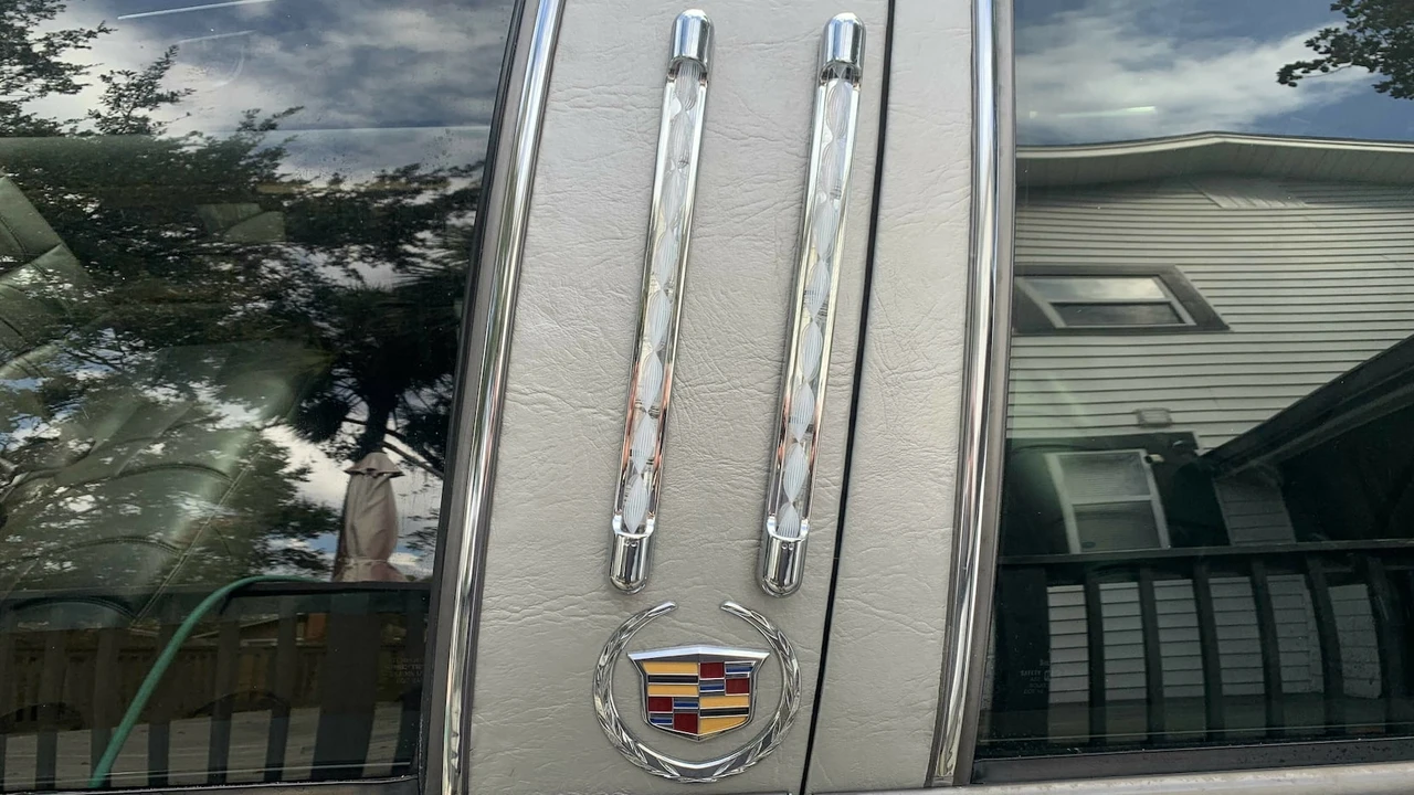 1996 Cadillac Fleetwood - Image 18 of 25