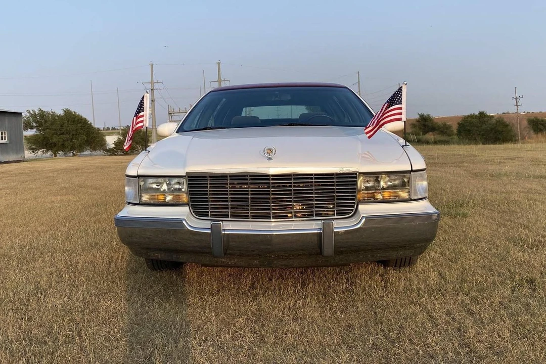 1996 Cadillac Fleetwood - Image 5 of 31