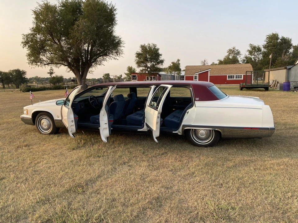 1996 Cadillac Fleetwood - Image 11 of 31