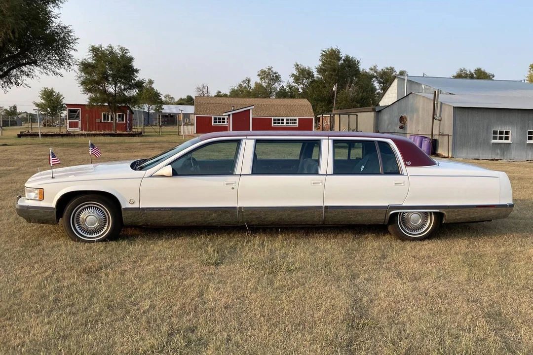 1996 Cadillac Fleetwood - Image 2 of 31