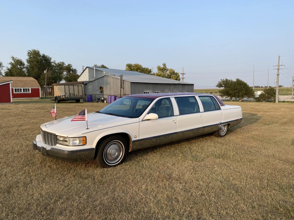 1996 Cadillac Fleetwood - Image 10 of 31