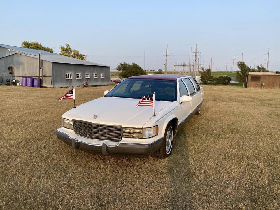 1996 Cadillac Fleetwood - Image 9 of 31