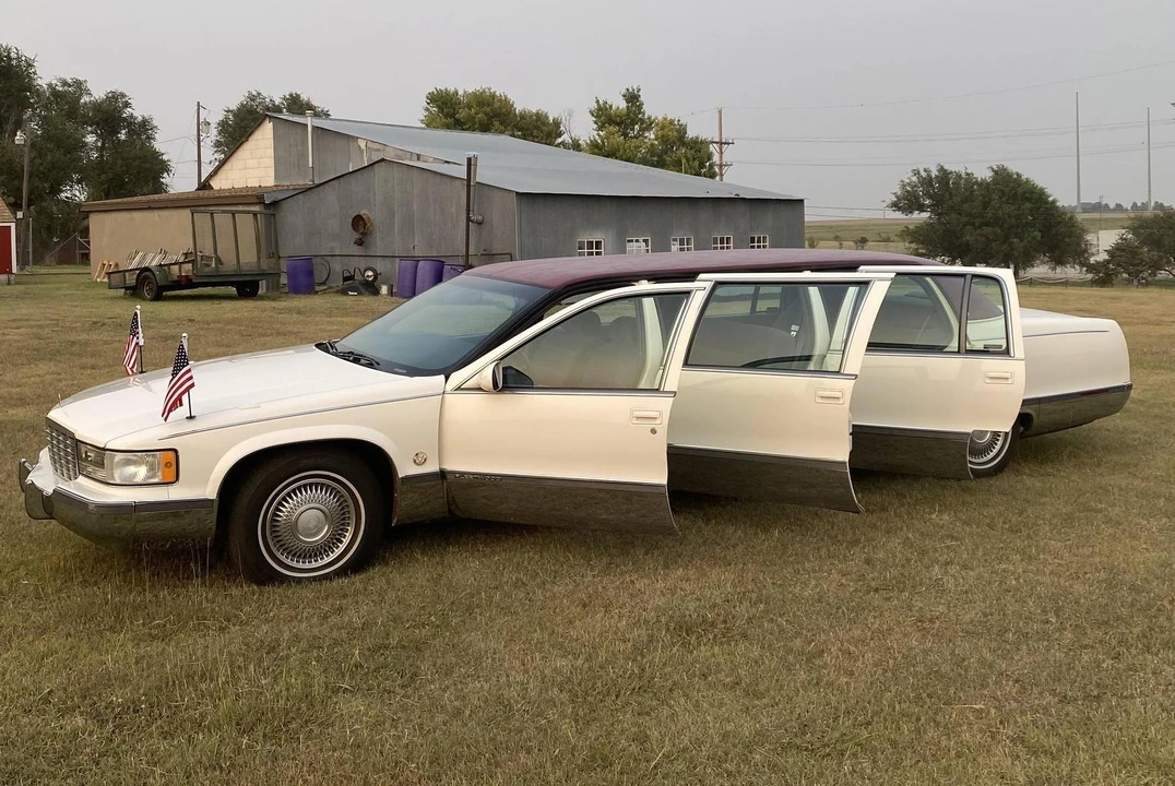 1996 Cadillac Fleetwood - Image 3 of 31