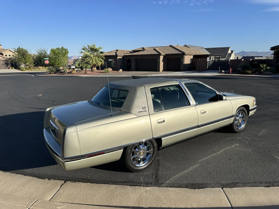 1996 Cadillac DeVille 7th Gen - Image 9 of 31