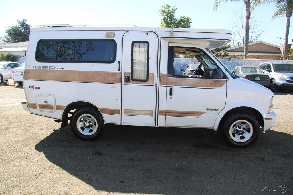 1996 Chevrolet Astro - Image 10 of 21