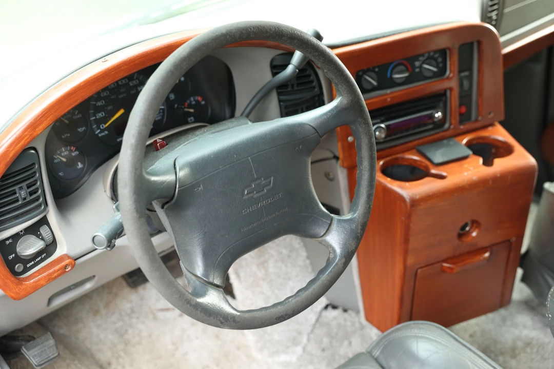 1996 Chevrolet Astro - Image 8 of 19