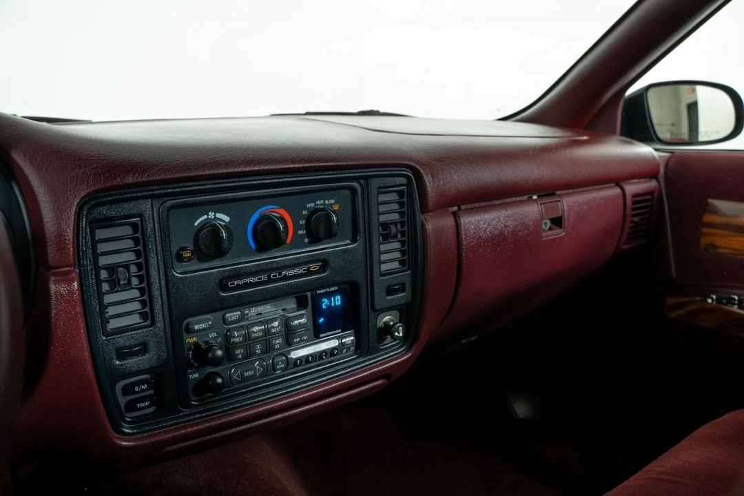 1996 Chevrolet Caprice - Image 25 of 31