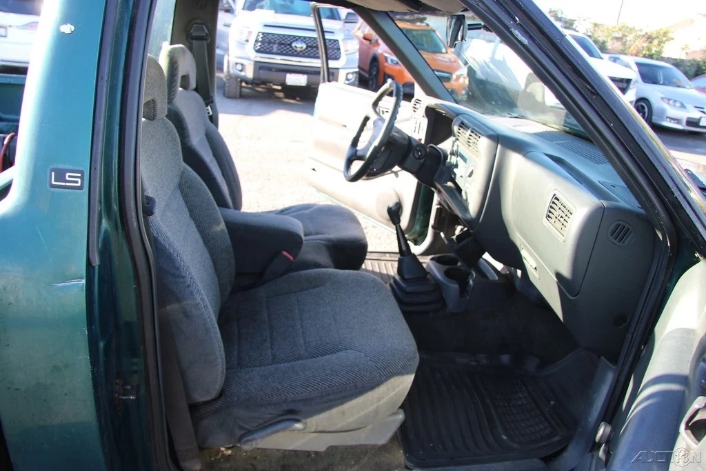 1996 Chevrolet S-10 Blazer 2nd Gen - Image 19 of 21