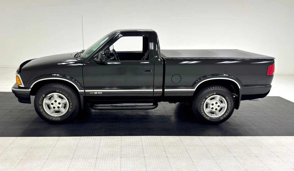 1996 Chevrolet S-10 - Image 2 of 12