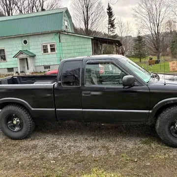 1996 Chevrolet S-10 LS Pickup 2D 6 ft