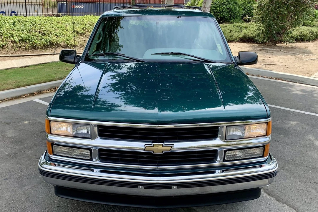 1996 Chevrolet Suburban 8th Gen - Image 2 of 31