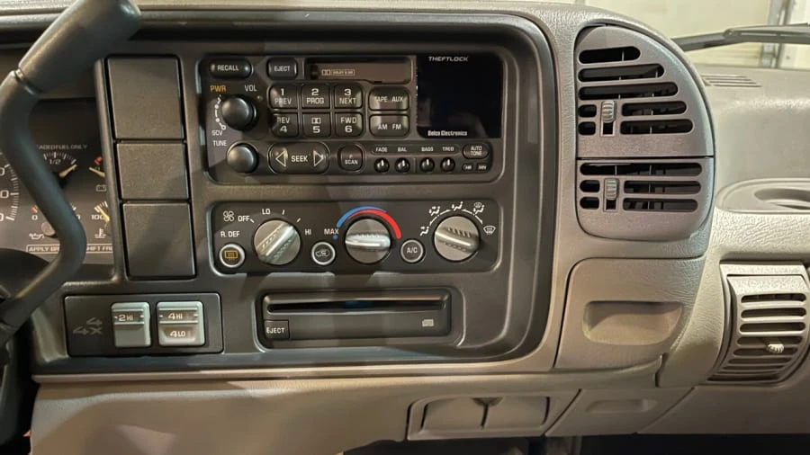 1996 Chevrolet Suburban 8th Gen - Image 8 of 17