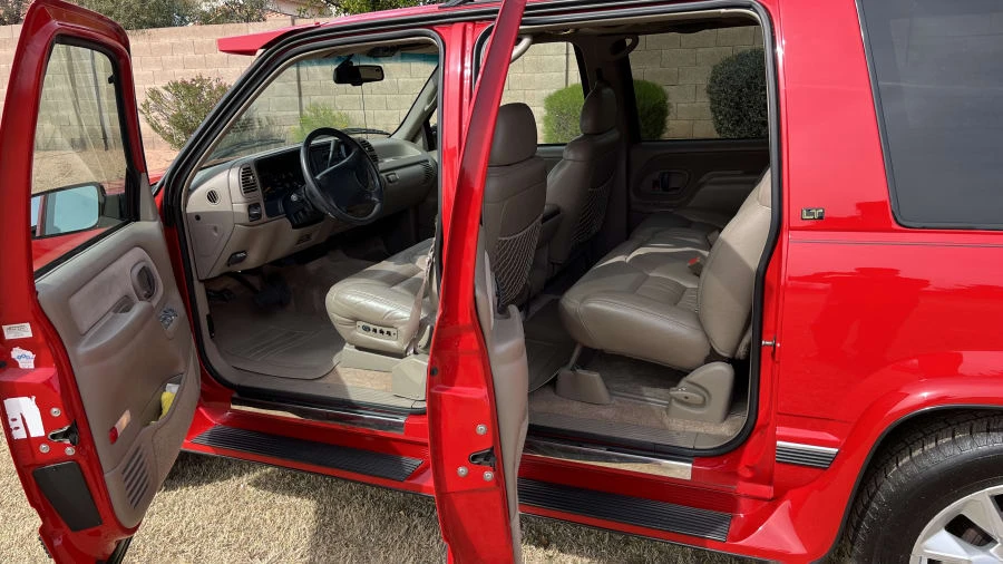 1996 Chevrolet Suburban 8th Gen - Image 14 of 17