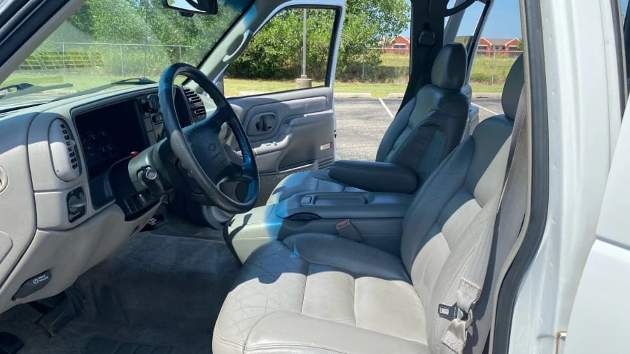 1996 Chevrolet Suburban 8th Gen - Image 3 of 11