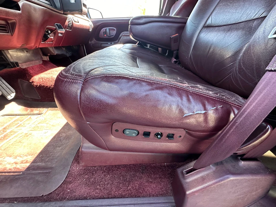 1996 Chevrolet Suburban 7th Gen - Image 28 of 31