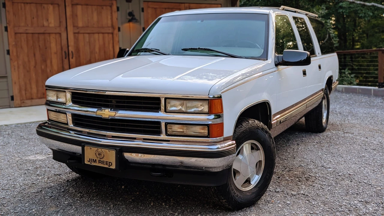 1996 Chevrolet Suburban 8th Gen - Image 2 of 31
