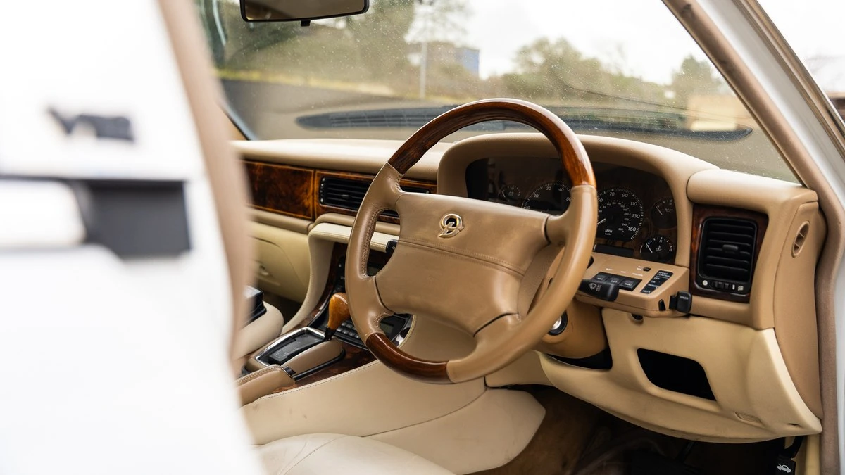 1996 Daimler - Image 2 of 30