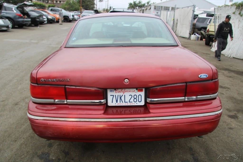 1996 Ford Crown Victoria - Image 6 of 21