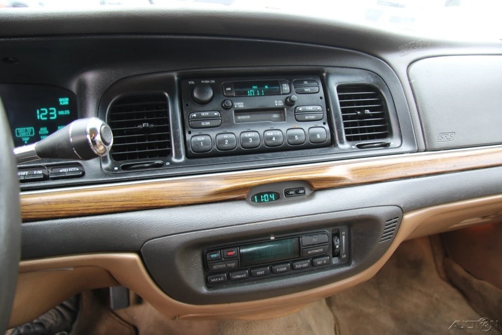 1996 Ford Crown Victoria - Image 18 of 21