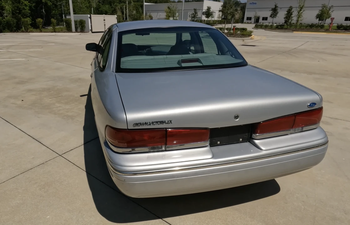 1996 Ford Crown Victoria - Image 13 of 22