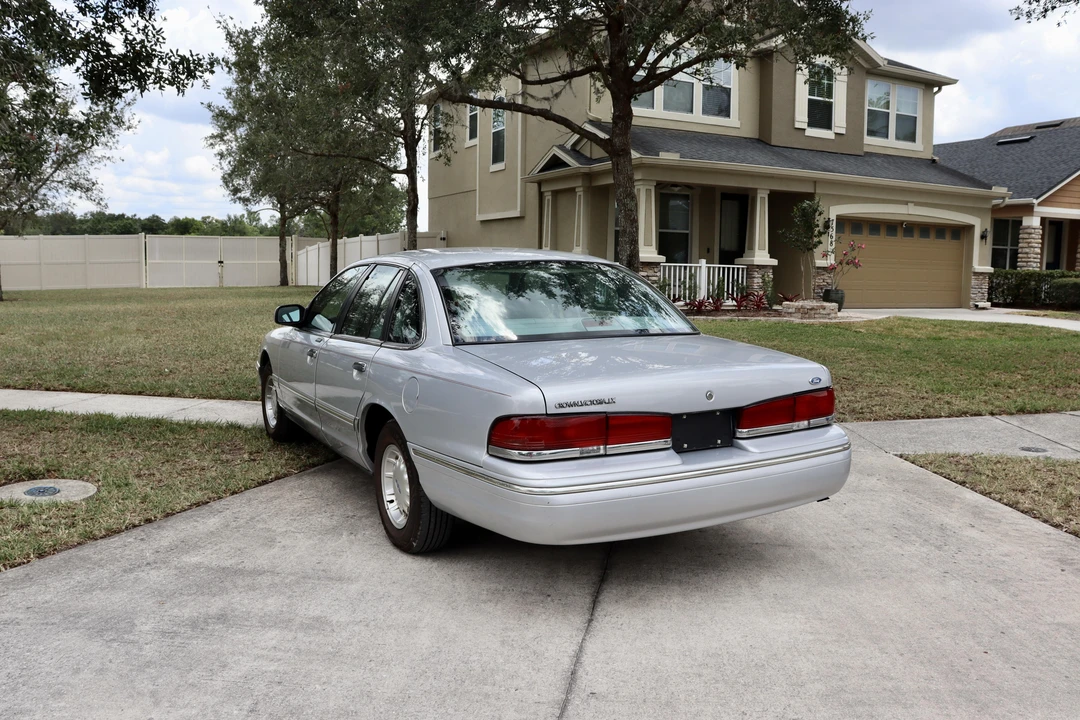 1996 Ford Crown Victoria - Image 11 of 22