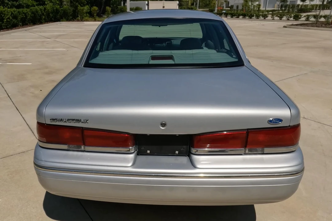 1996 Ford Crown Victoria - Image 5 of 22