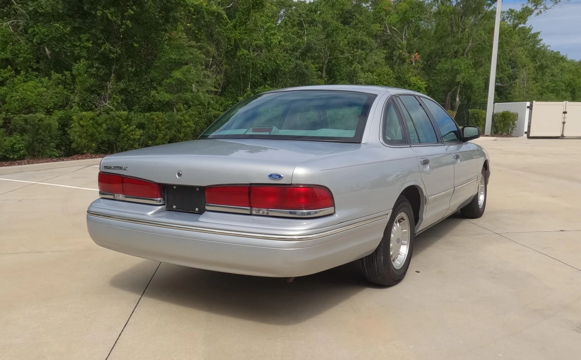 1996 Ford Crown Victoria - Image 17 of 22