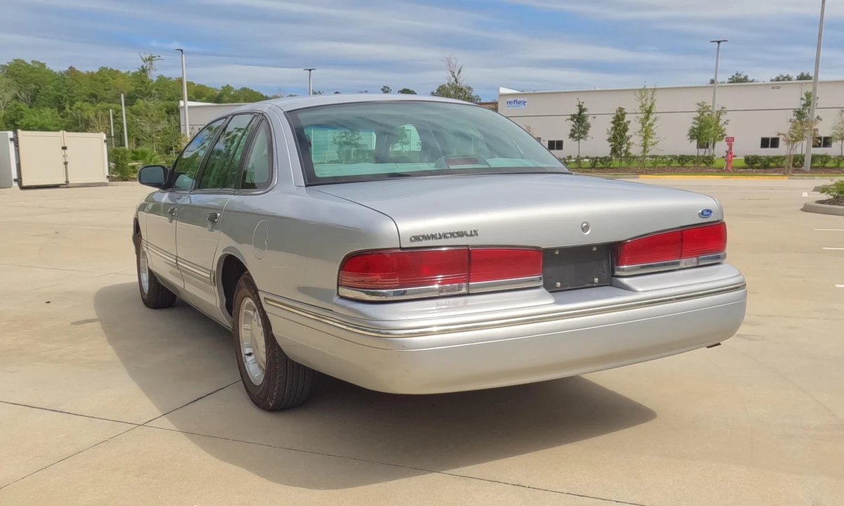 1996 Ford Crown Victoria - Image 10 of 22