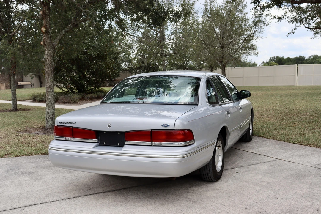 1996 Ford Crown Victoria - Image 16 of 22