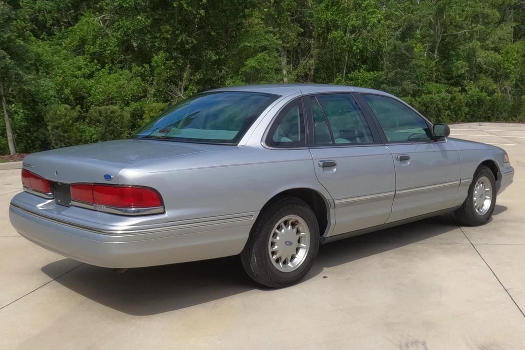 1996 Ford Crown Victoria - Image 4 of 22