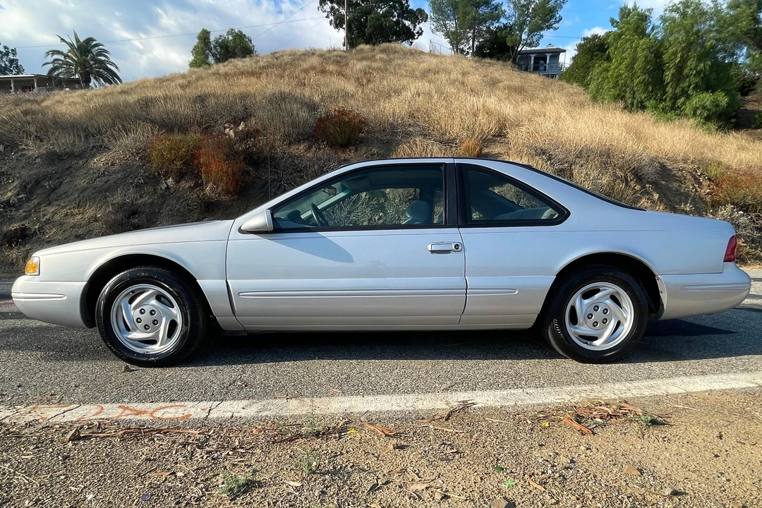 1996 Ford Thunderbird 10th Gen - Image 3 of 31