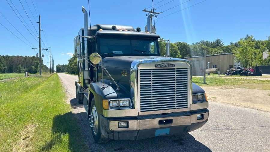 1996 Freightliner - Image 7 of 31
