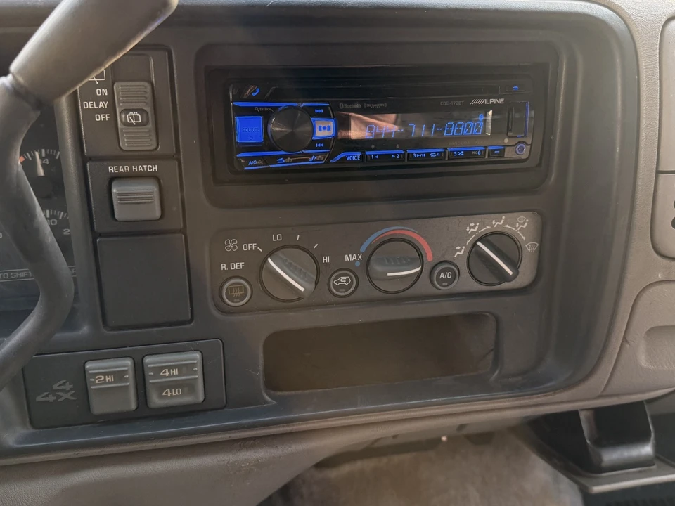 1996 GMC Suburban 8th Gen - Image 10 of 21