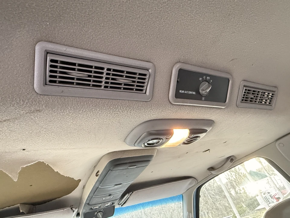 1996 GMC Suburban 8th Gen - Image 18 of 21