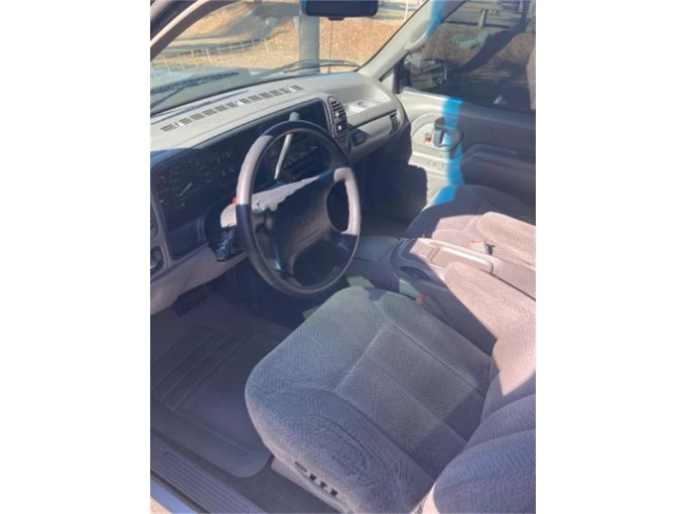 1996 GMC C/K - Image 4 of 10