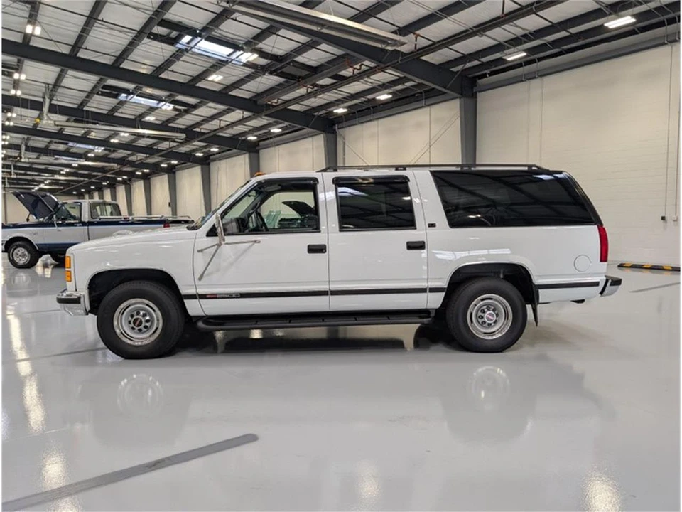 1996 GMC Suburban 8th Gen - Image 3 of 16