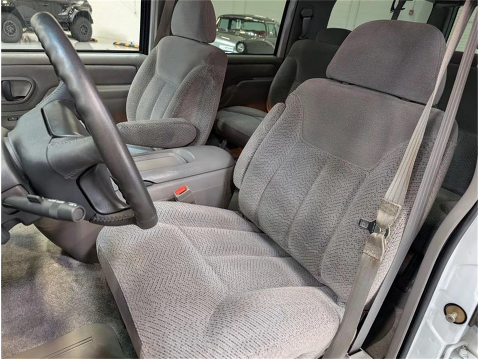 1996 GMC Suburban 8th Gen - Image 11 of 16