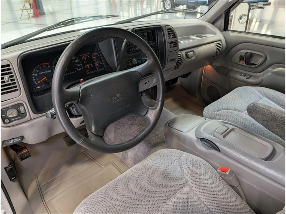 1996 GMC Suburban 8th Gen - Image 10 of 16